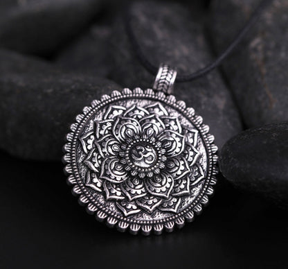 Handknutet Yogahalsband med Vaxlina & Amulett