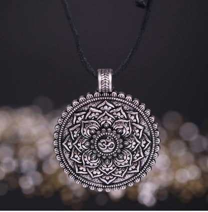 Handknutet Yogahalsband med Vaxlina & Amulett